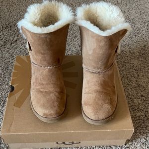 Ugg Bailey Button boot. Women’s size 9. Beige